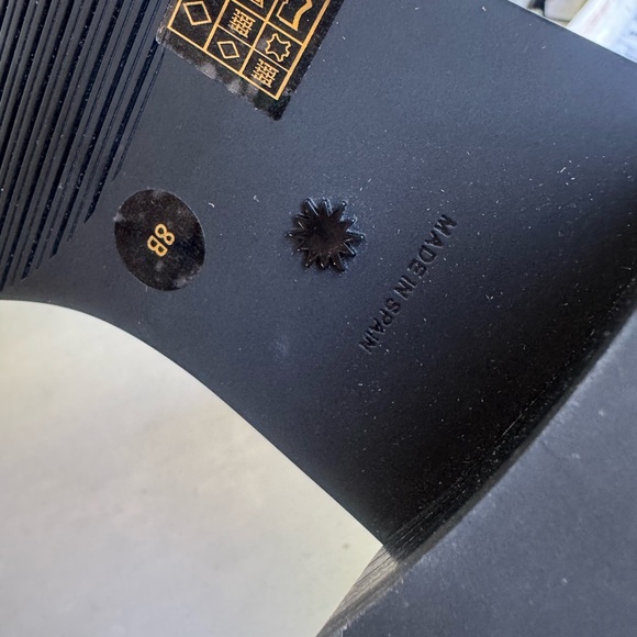 Stuart Weitzman
Women's Brown Cline Sleek Chelsea
Boot Brown size 8 fits 7.5 New - Picture 10 of 15